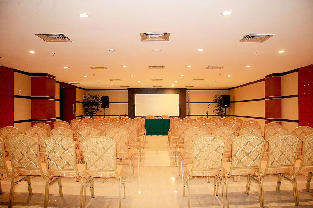 Lion Hotel & Plaza Manado Exterior photo